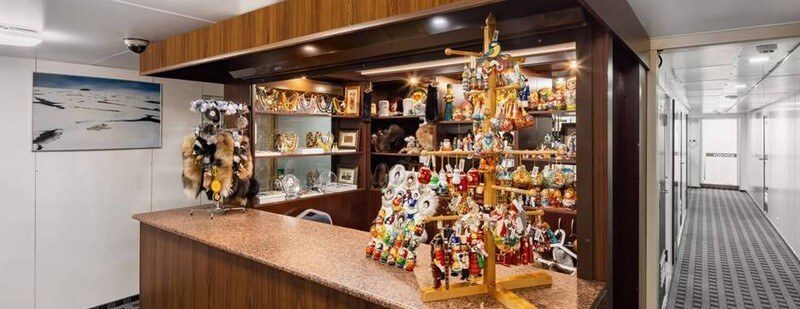 Сувенирный магазин на теплоходе «Кронштадт» с товарами на память